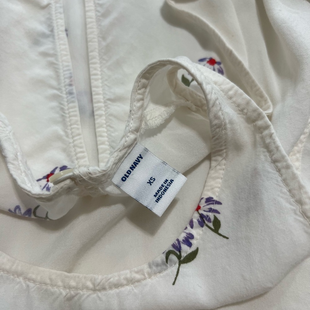 Old Navy Relaxed High-Neck Sleeveless Floral Tank - Picture 6 of 9